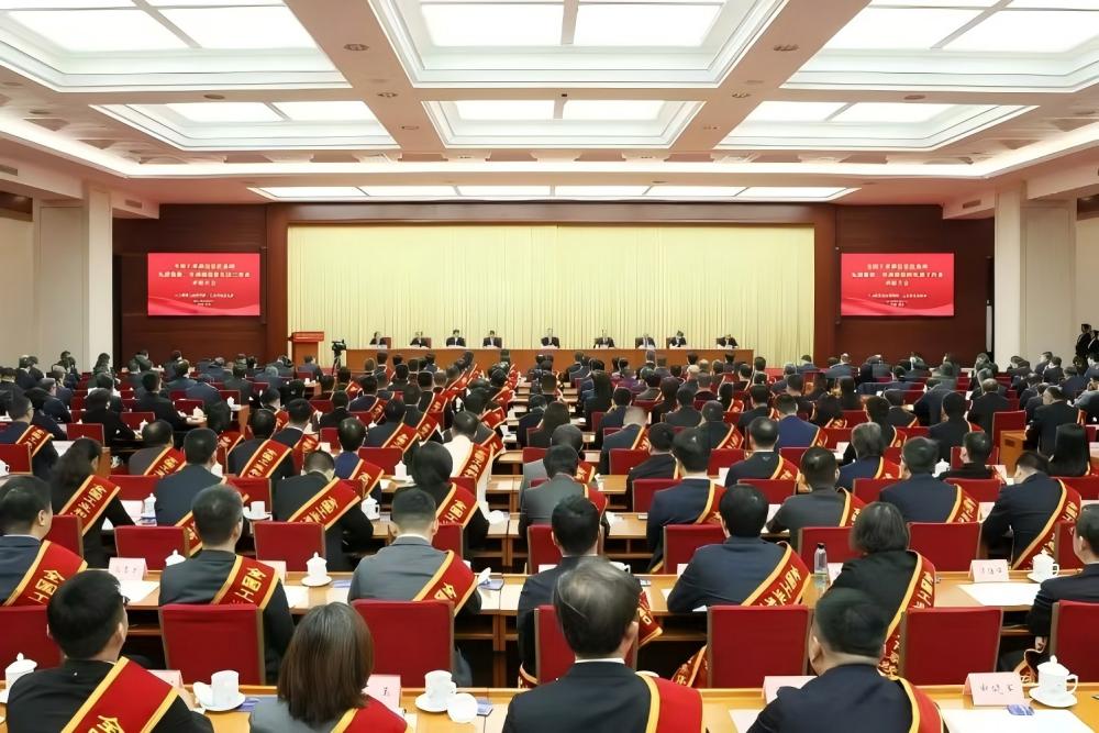 三峰透平董事長熊俊杰榮獲“全國工業(yè)和信息化系統(tǒng)勞動模范”稱號！